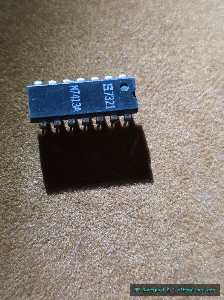 Signetics N7413A Obsolete TTL Dual 4-Input NAND Schmitt Trigger DIP-14 Vintage Arcade Logic IC photo